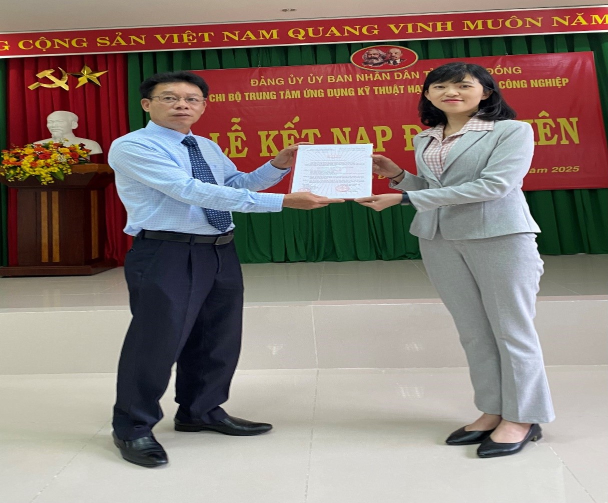 Đồng chí Bùi Quang Trí - Bí thư Chi bộ Trung tâm trao quyết định cho đảng viên mới